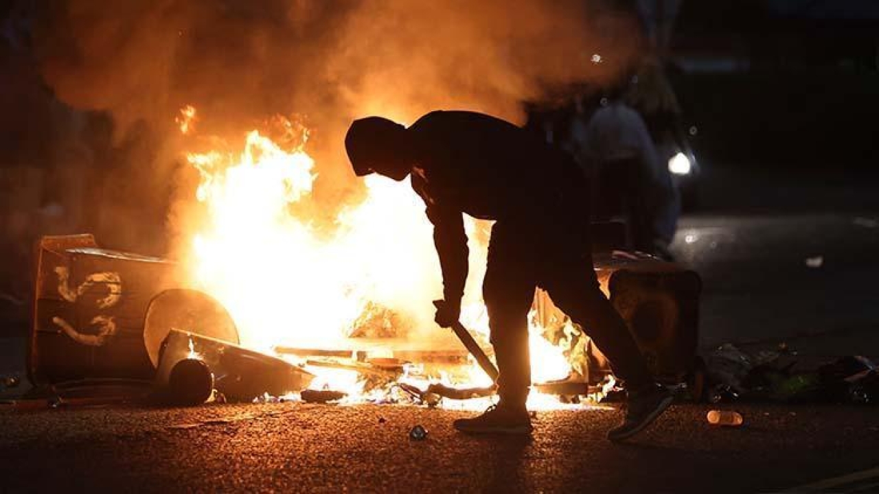 Kuzey İrlanda'da sokaklar alev alev! Göçmen karşıtı protestolar 3. gününde