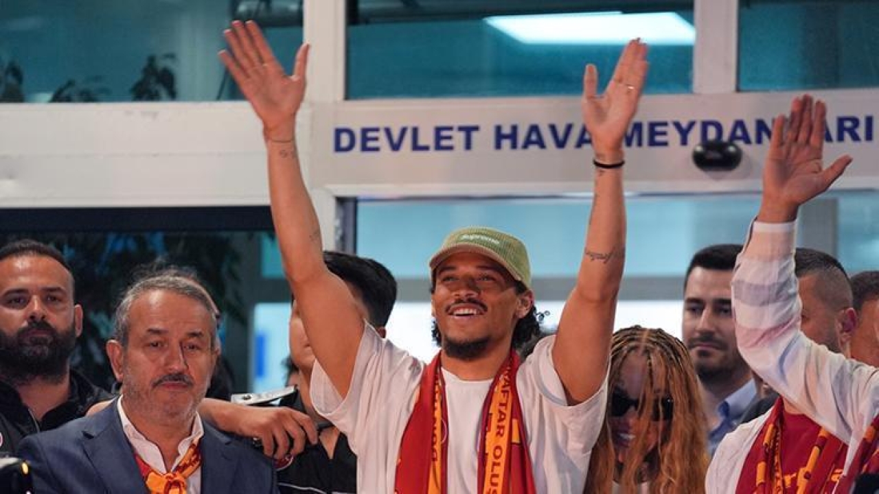 Leroy Sane resmen Galatasaray'da! Dün gece İstanbul'a geldi, uçağını 1 milyon kişi canlı izledi