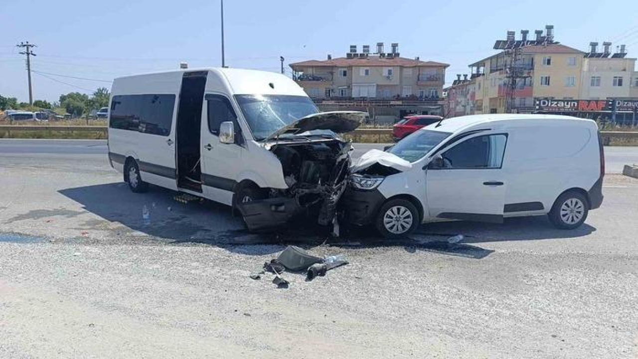 Manavgat’ta tur aracı hafif ticari araçla kafa kafaya çarpıştı: 6 yaralı