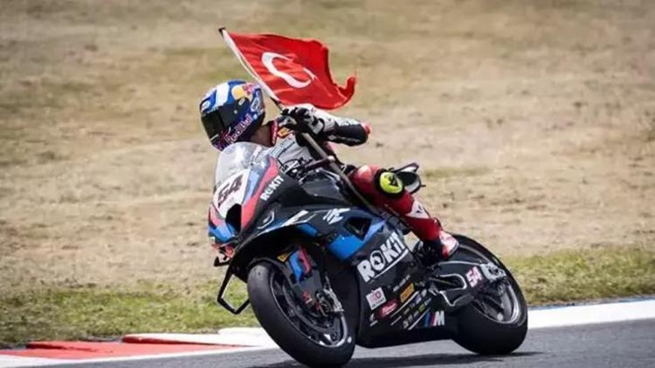 Milli motosikletçi Toprak Razgatlıoğlu, İtalya'da kazanarak tarihe geçti!