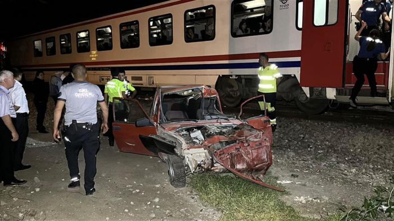 Otomobili raylara bırakıp kaçtı: Yolcu treni ezdi geçti!