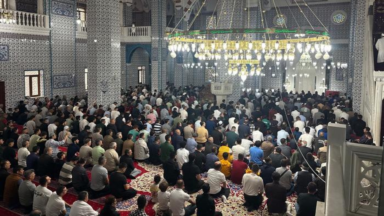 Sabah saatlerinde camiler doldu: 2025'in ilk Kurban Bayramı namazı Iğdır’da kılındı!