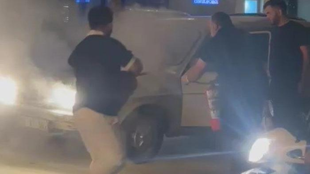 Seyir halindeyken alev alan otomobilin yardımına vatandaşlar yetişti