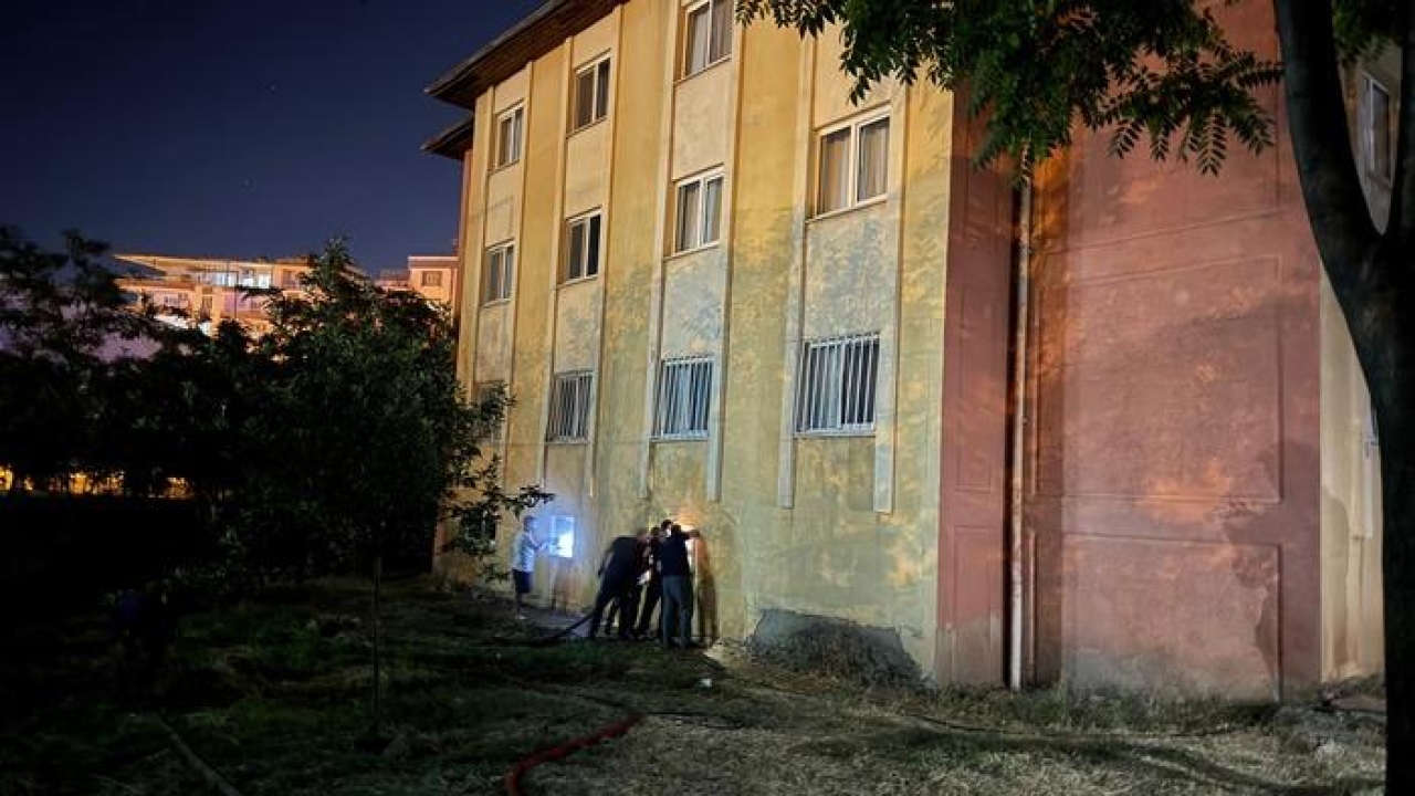 Siirt'te polis lojmanında çıkan yangında 13 kişi dumandan etkilendi