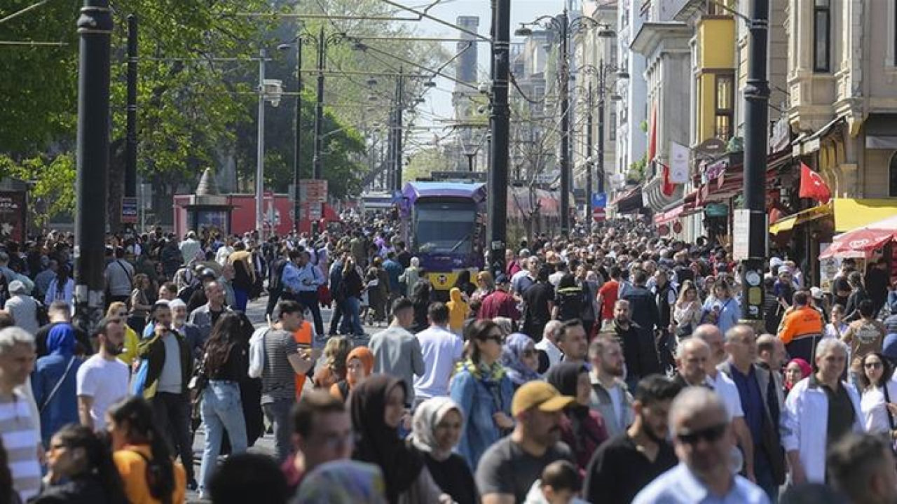 Şikayet yağınca İstanbul Valiliği karar aldı! Toplu taşımada, açık alanda artık yasak: Ceza kesilecek!