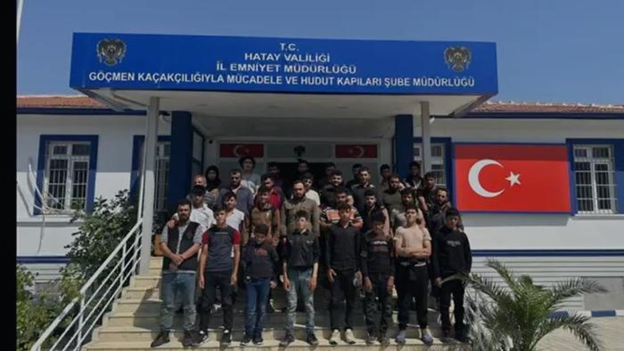 TIR dorsesinde, saman balyalarının altında 31 kaçak göçmen yakalandı