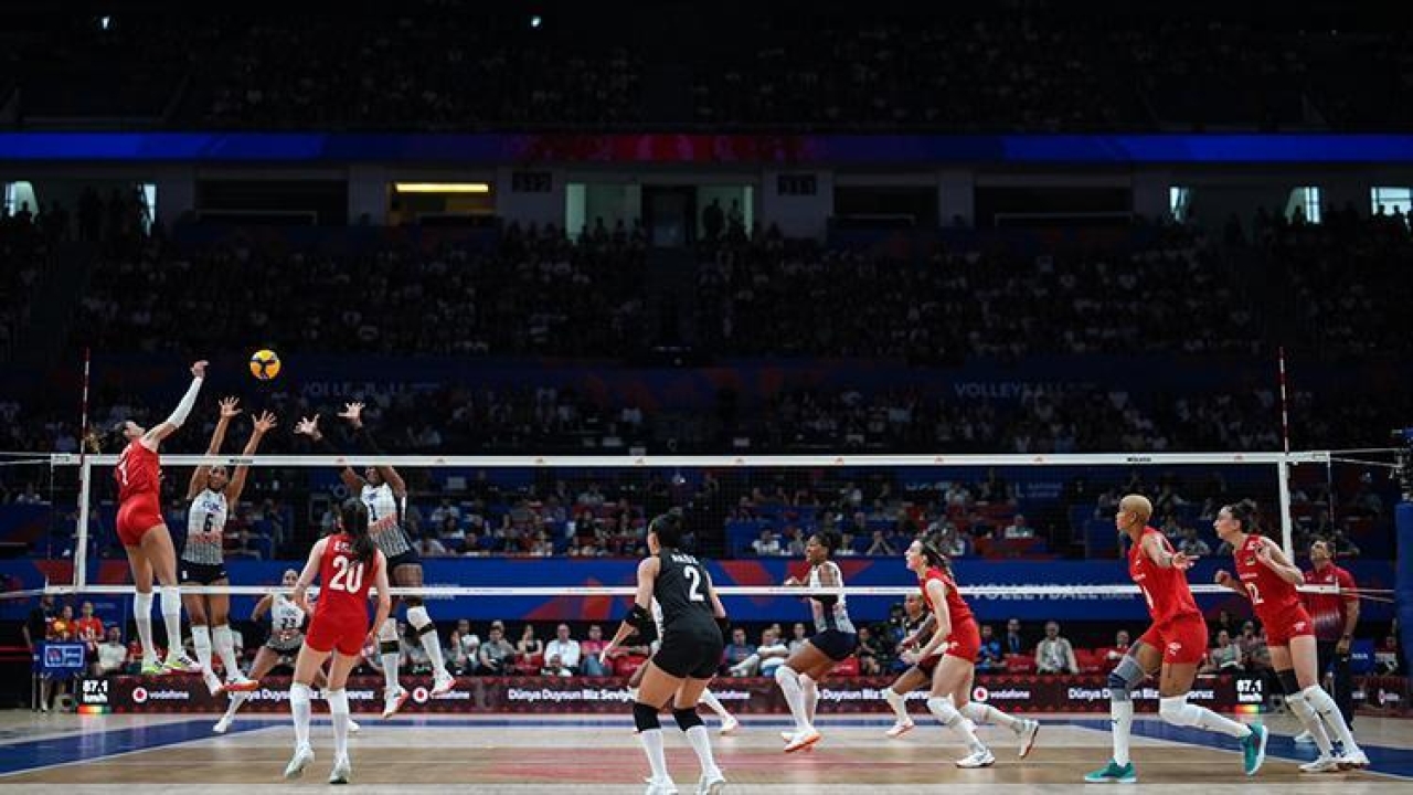 Voleybol Milletler Ligi'nde hediye yağmuru