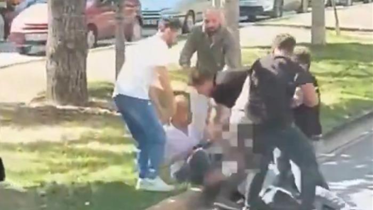 Yer: Uşak! Bunun adı tek kelimeyle 'Vahşet' Cani adam trafikte tartıştığı kişiyi kemerle boğmaya çalıştı