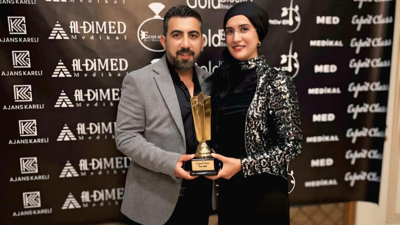 BİNGÖL'ÜN GÜZELLİK UZMANI BAŞARISINI ÖDÜLLE KANITLADI