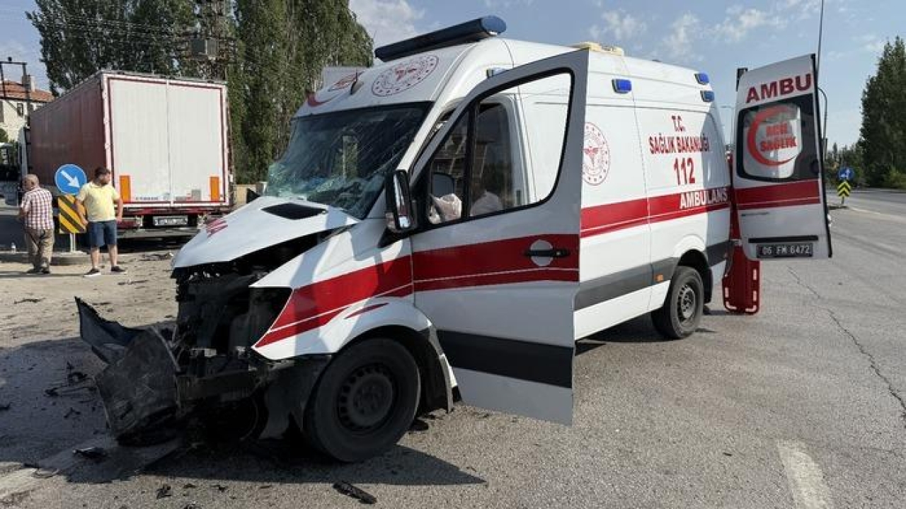 Ankara'da TIR ile ambulans çarpıştı: 5 yaralı
