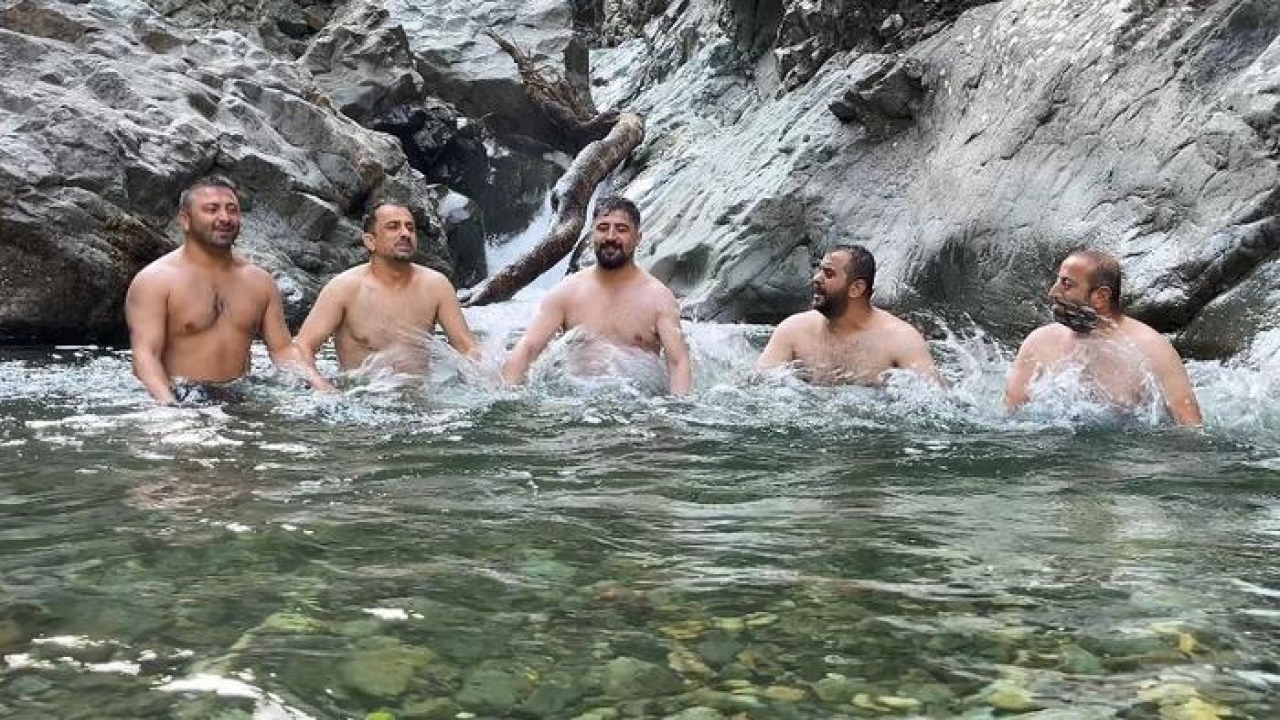 Artvin’de gençler derede horonla serinledi