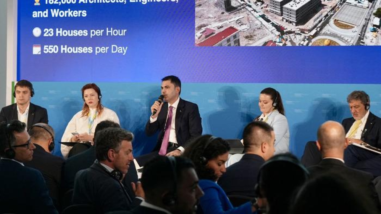 Bakan Kurum deprem bölgesinde yürütülen asrın inşa seferberliğini dünyaya anlattı: 'Saatte 23, günde 550 konut üretiyoruz'