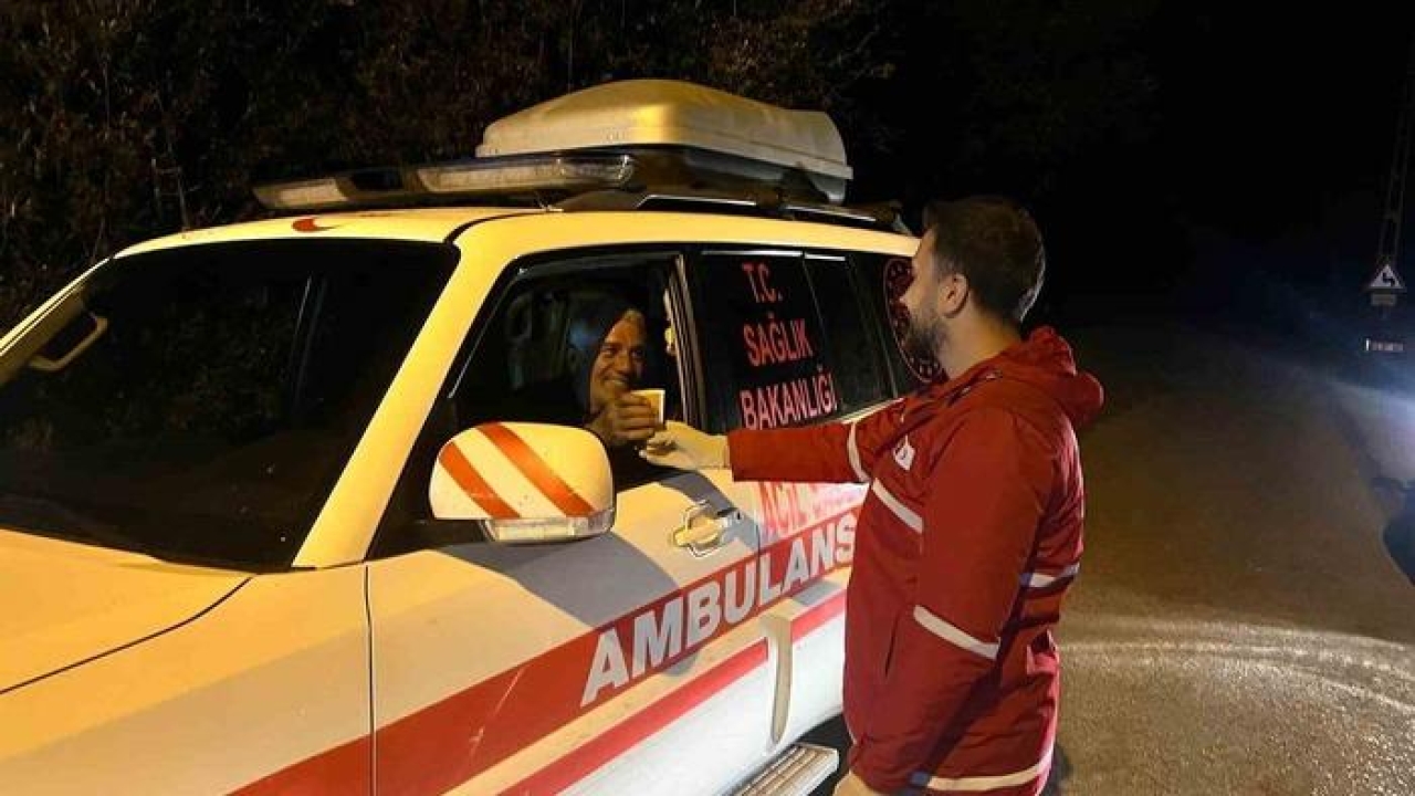 Bayburt’ta Kızılay gönüllüleri arama ekiplerine ikramlarla destek oldu