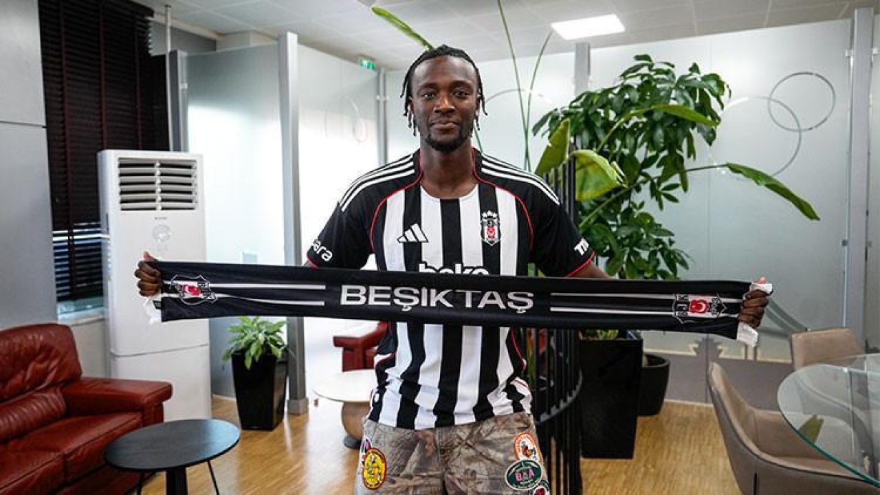 Beşiktaş'ın yeni golcüsü imza için geldi! 'Bu güzel formayla güzel goller atacağım!'
