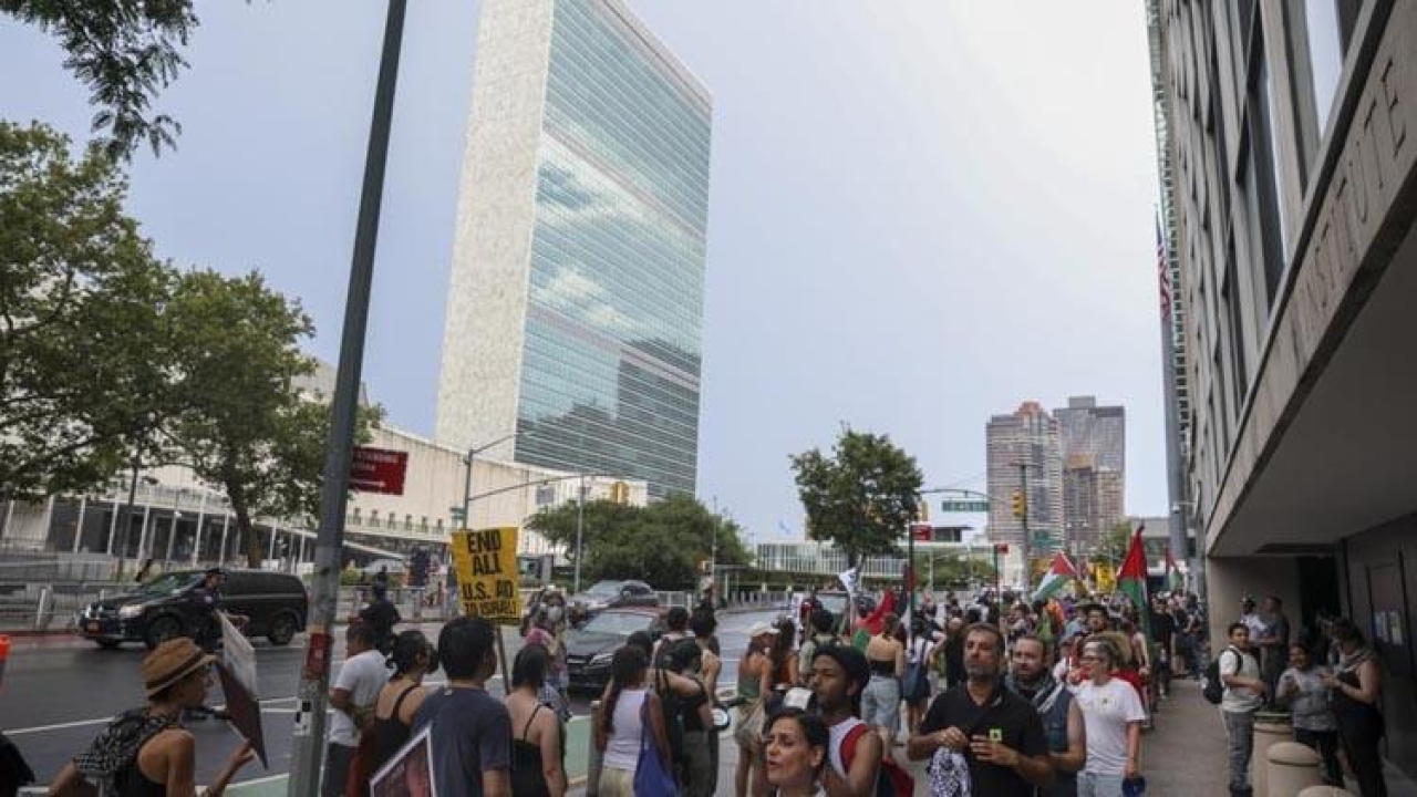 BM Genel Merkezi önünde protesto: Gazze'de açlığa son verin