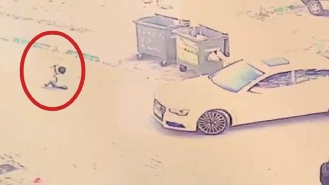 Bursa'da otomobilin çarptığı çocuk ağır yaralandı; o anlar kamerada