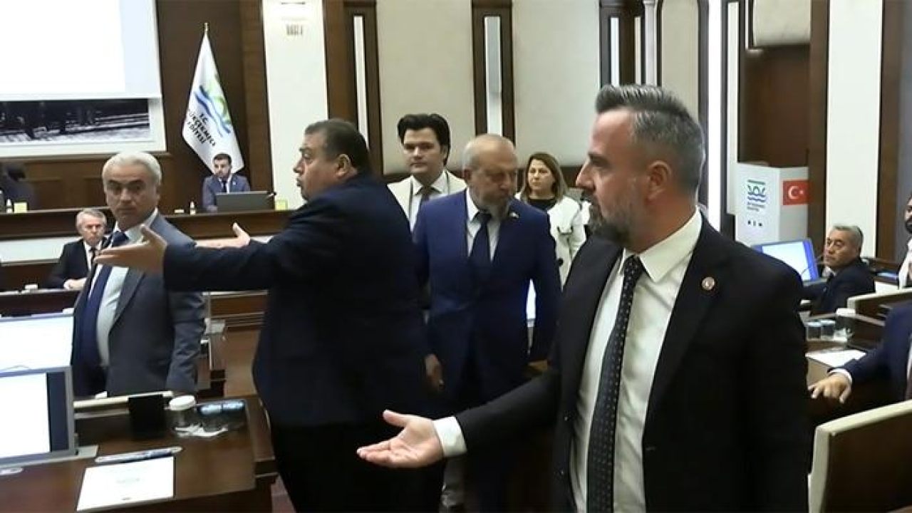 Büyükçekmece Belediyesi'nde seçim sırasında gerginlik: Birbirlerine bağırarak çıkıştılar! Yeni başkanvekili Hakan Çebi oldu