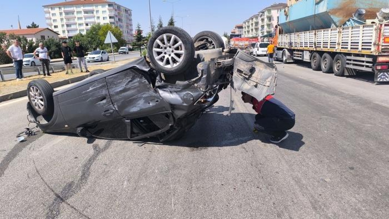 Çorum'da 3 aracın çarpışması sonucu 6 kişi yaralandı
