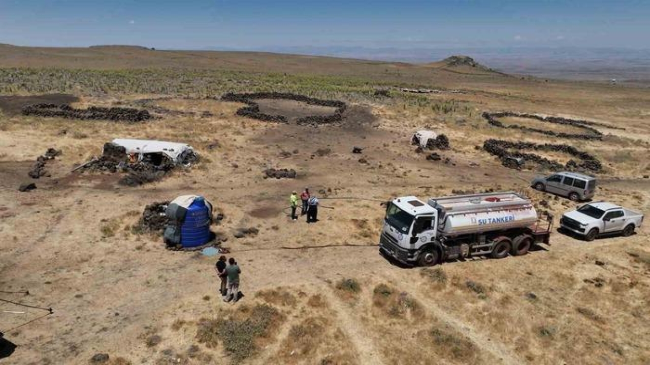 Diyarbakır’da yaylada kalan besicilerin hayvanlarına tankerlerle su taşınıyor