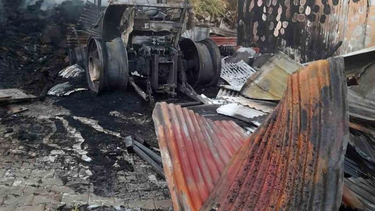 Elazığ’da yanan traktör kullanılmaz hale geldi