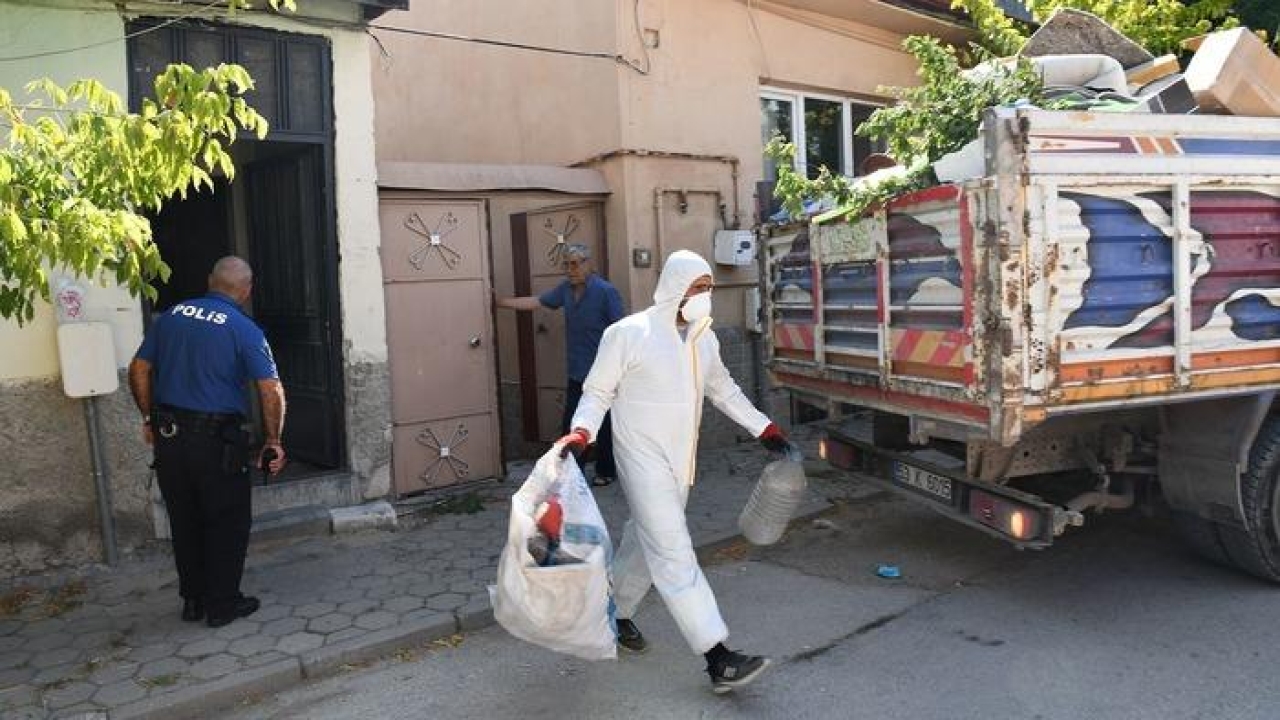 Eskişehir'de apartman dairesinden 2,6 ton çöp çıkarıldı