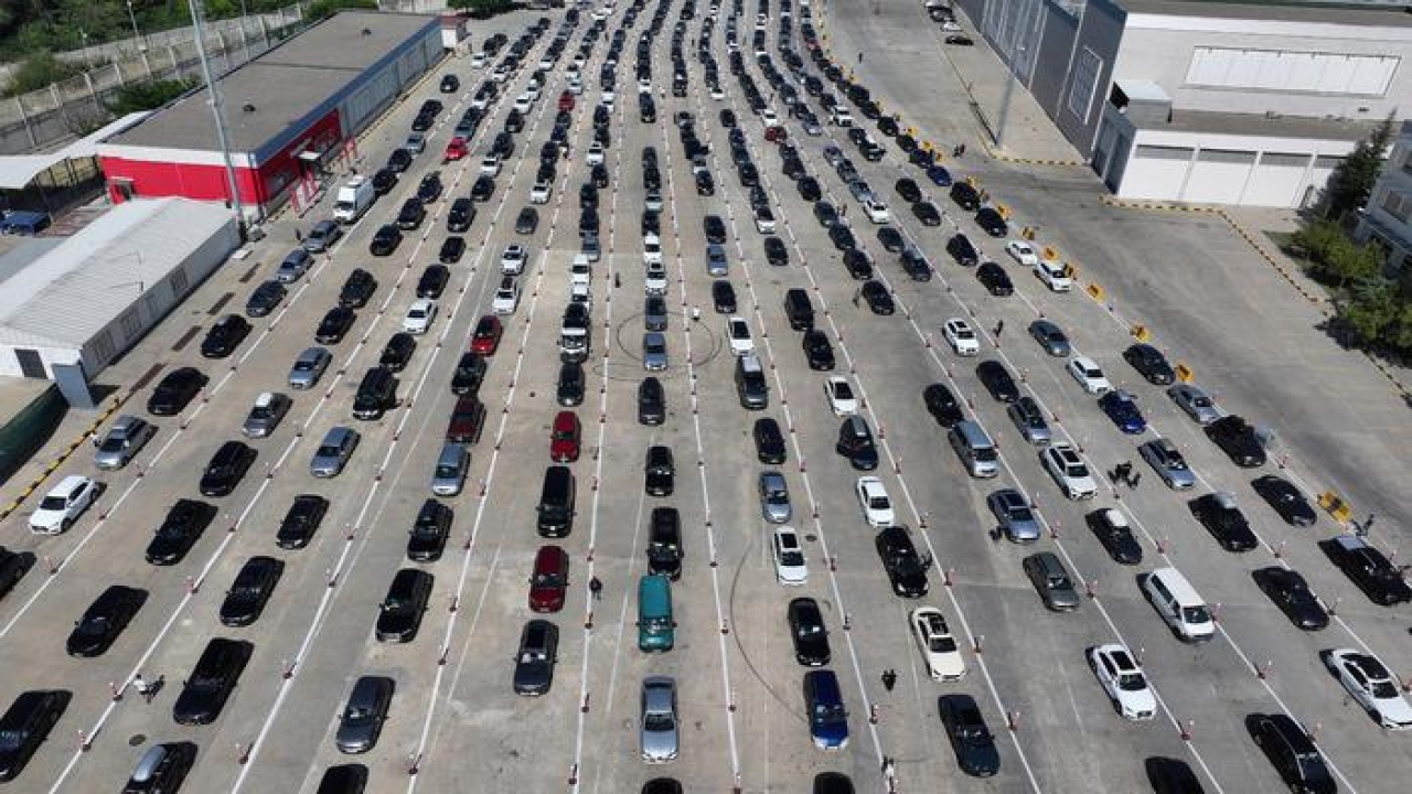 Gurbetçilerin sınır kapılarından yurda girişleri devam ediyor