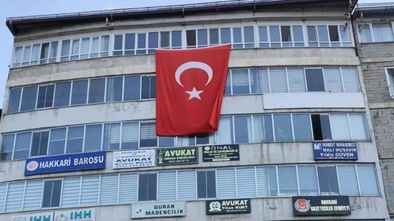 Hakkari’de ‘Terörsüz Türkiye’ye bayraklı destek