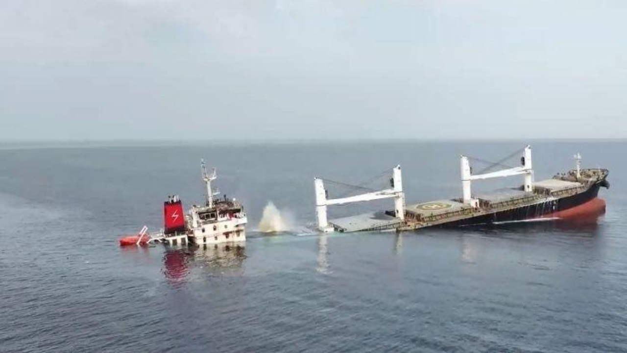 Husilerin batırdığı gemiden 10 kişi kurtarıldı, 15 kişi ise kayıp