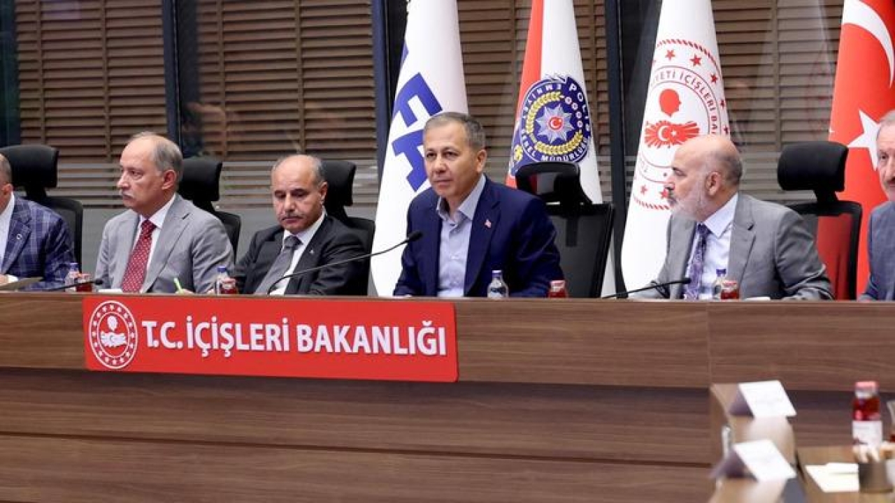 İçişleri Bakanlığı ve 30 Büyükşehir Belediyesi arasında toplantı: Trafik hız levhaları ve sokak hayvanları masadaydı