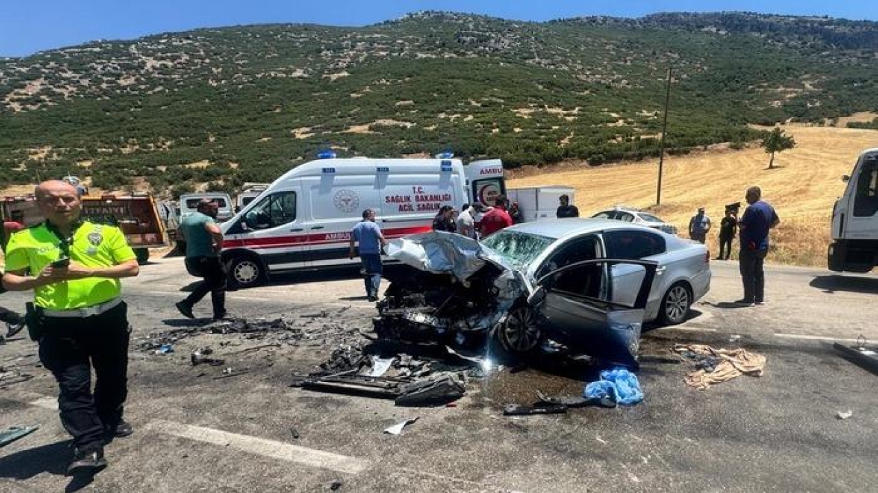 Isparta'da feci kaza: iki otomobil çarpıştı! 1 kişi öldü, 9 kişi yaralandı