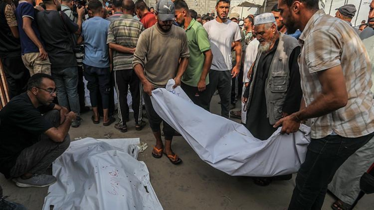 İsrail Gazze'yi vurdu: Çocuklar ve yardım bekleyenler öldü