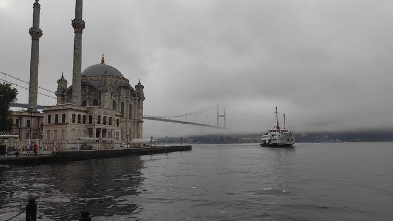 İstanbul Boğazı'nda sabah başladı: Sis etkisini gösteriyor