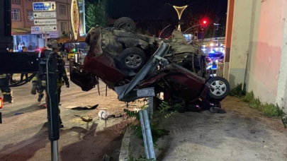 İzmit'te feci kaza: Otomobil, çarptığı bariyerde asılı kaldı! 2 kişi hayatını kaybetti