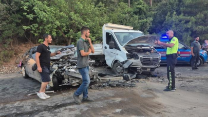 Kamyonetle otomobil kafa kafaya çarpıştı: 4 yaralı