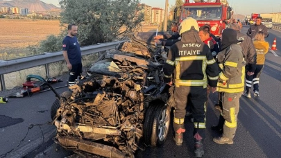 Kayseri'de inanılmaz kaza! Lüks araç adeta hurdaya döndü, araç sürücüsü feci şekilde can verdi