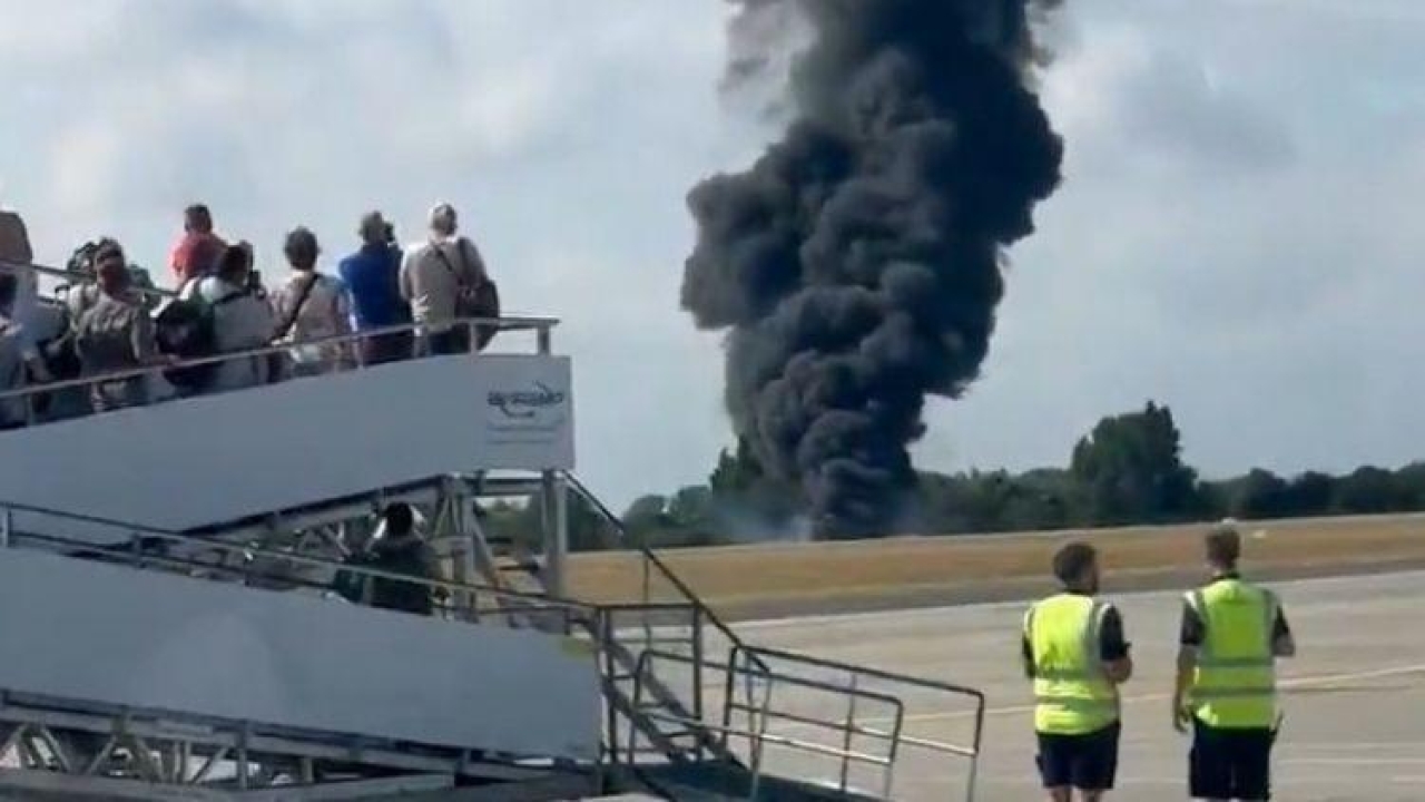 Londra’da yolcu uçağı düştü, uçak alev alev yandı