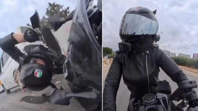 Motosikletin trafik ışıklarında bekleyen minibüse çarptığı kaza kamerada