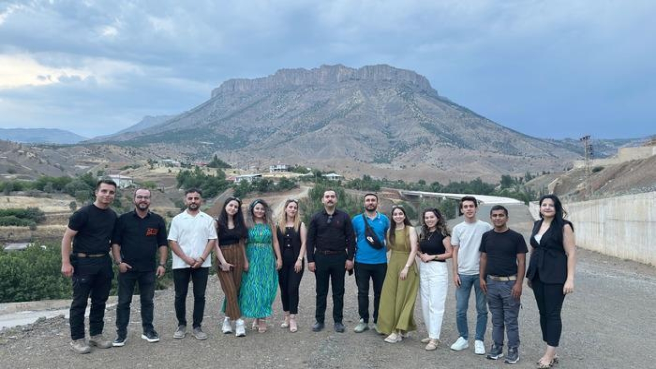 Öğretmenler söyledikleri şarkıyla yaşadıkları ilçeyi tanıttı