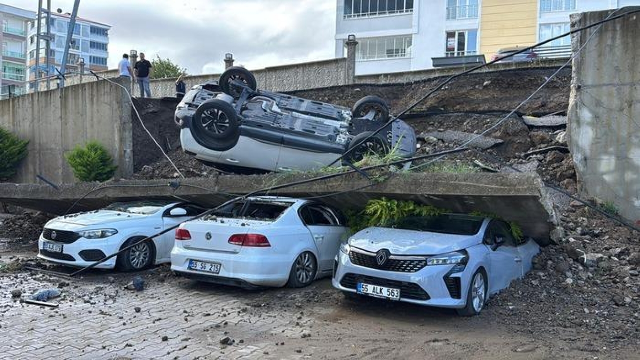 Samsun'da sitenin istinat duvarı yıkıldı; 4 araç hurdaya döndü