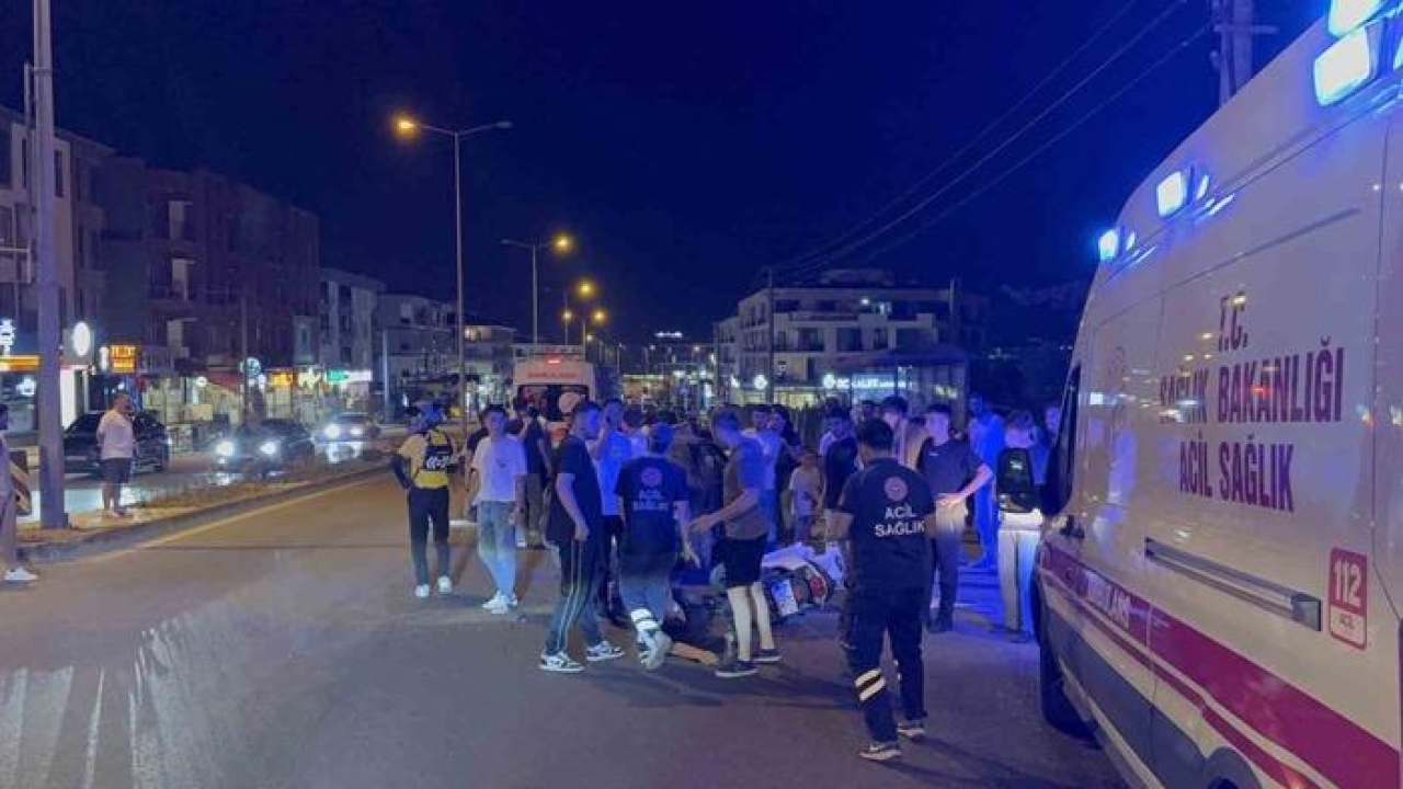 Ters şeritten U dönüşü yapan otomobil motosikletle çarpıştı: 2 yaralı