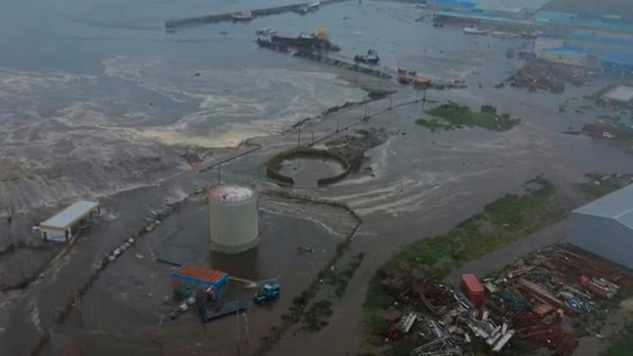 Tsunami Rusya'daki kasabayı sular altında bıraktı! Dünya alarmda: Kıyılardan uzak durun