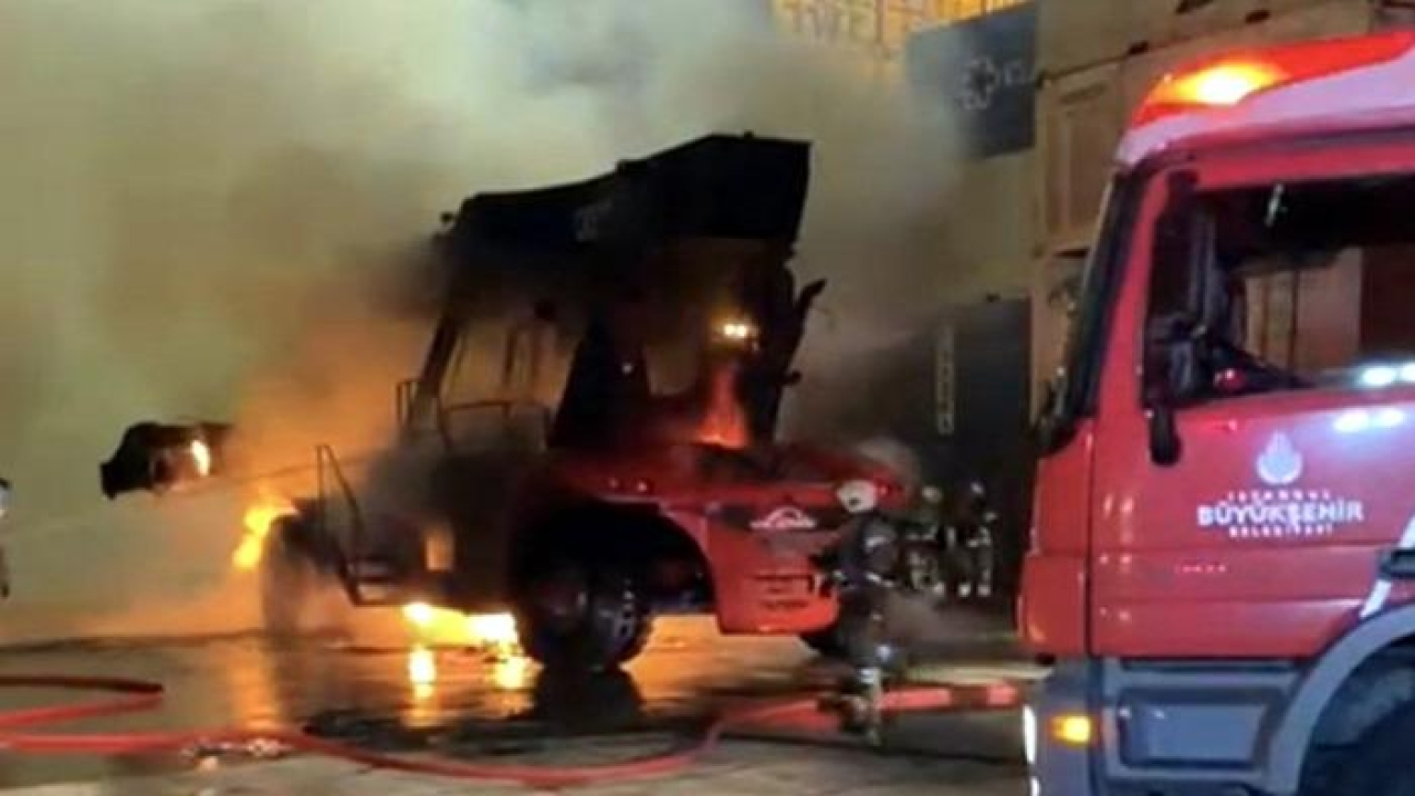 Ambarlı Limanı'nda yanan iş makinesi kullanılamaz hale geldi