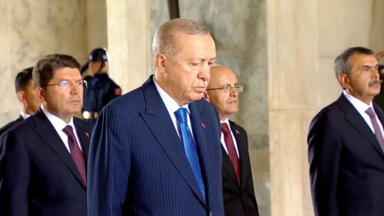 Ankara'da hareketli gün: Cumhurbaşkanı Erdoğan ve YAŞ üyelerinden toplantı öncesi Anıtkabir ziyareti