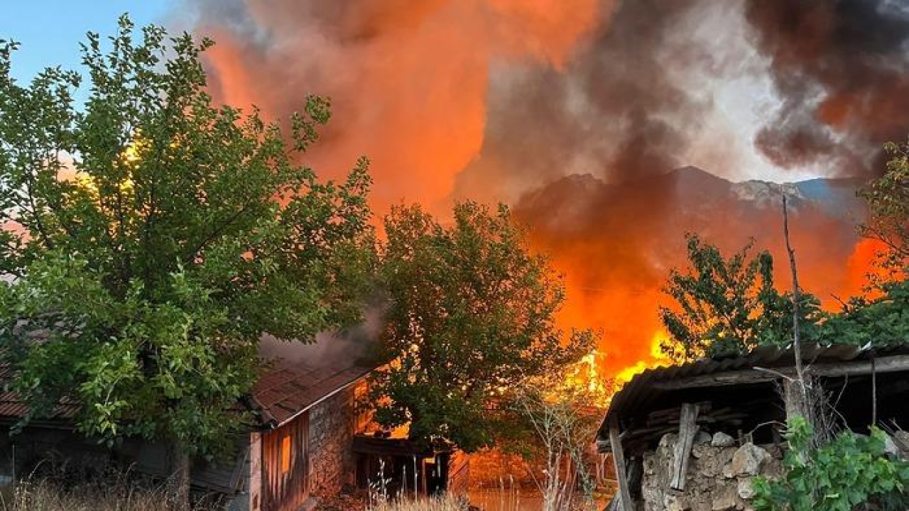 Balıkesir'de çıkan yangında 15 ev kullanılamaz hale geldi