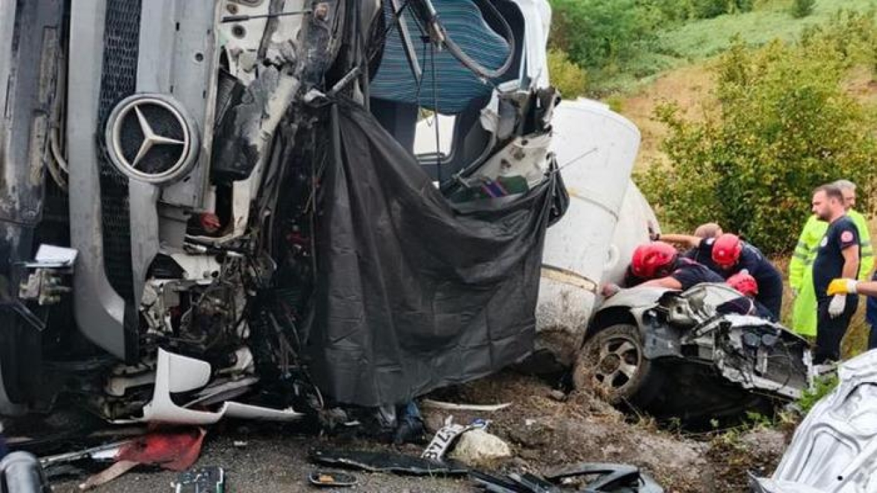 Beton mikseri otomobilin üzerine devrildi: 1 ölü, 1 yaralı