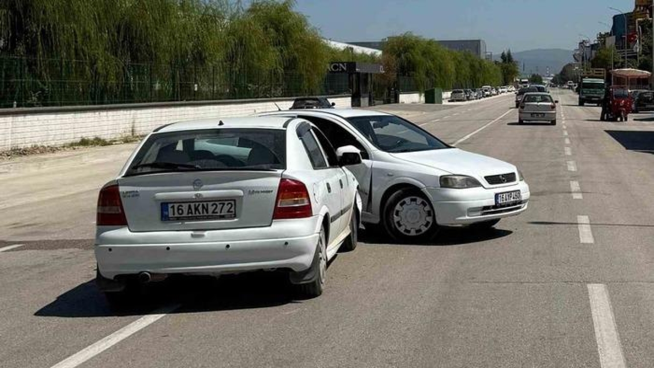 Bursa'da kaza: 2 otomobil çarpıştı! 2 yaralı