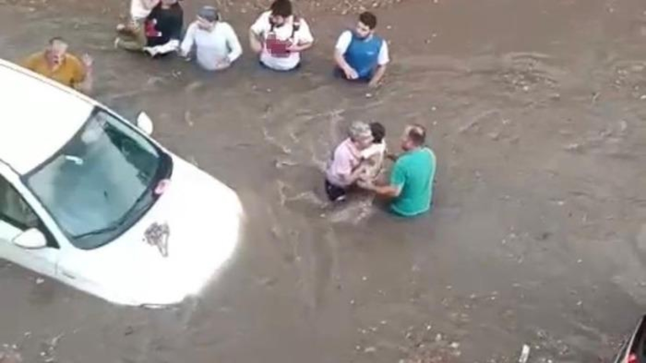 Denizli'de sağanak yağış: Onlarca araç ve vatandaş göle dönen alt geçitte mahsur kaldı