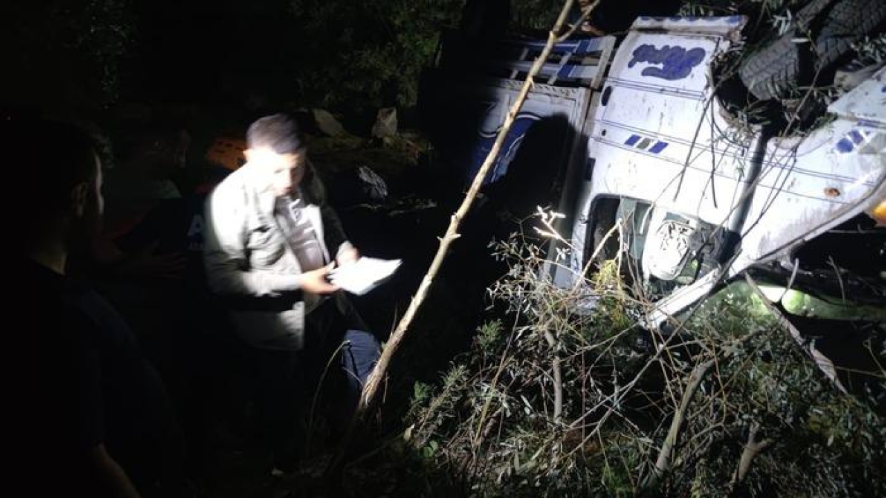 Hakkari’de kamyonet şarampole yuvarlandı: 2 yaralı