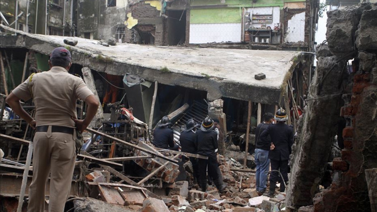 Hindistan'da bina çöktü: 15 kişi öldü