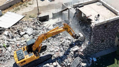 İş yerinin yıkılmasını gözyaşlarıyla izledi